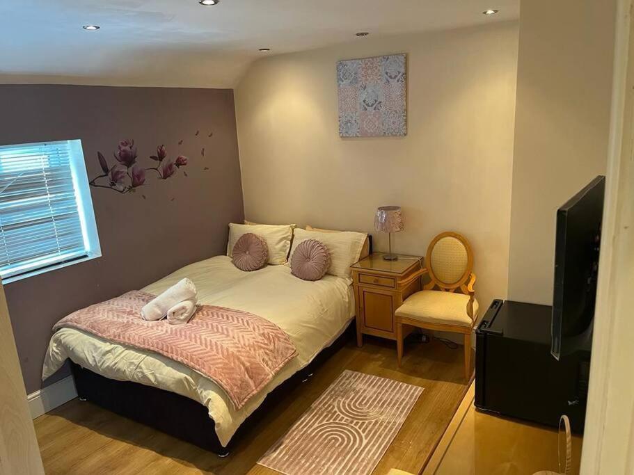Fabulous 3 Bedroom House , Sleeps Up To 5-7 Guest. South Ockendon Exterior photo