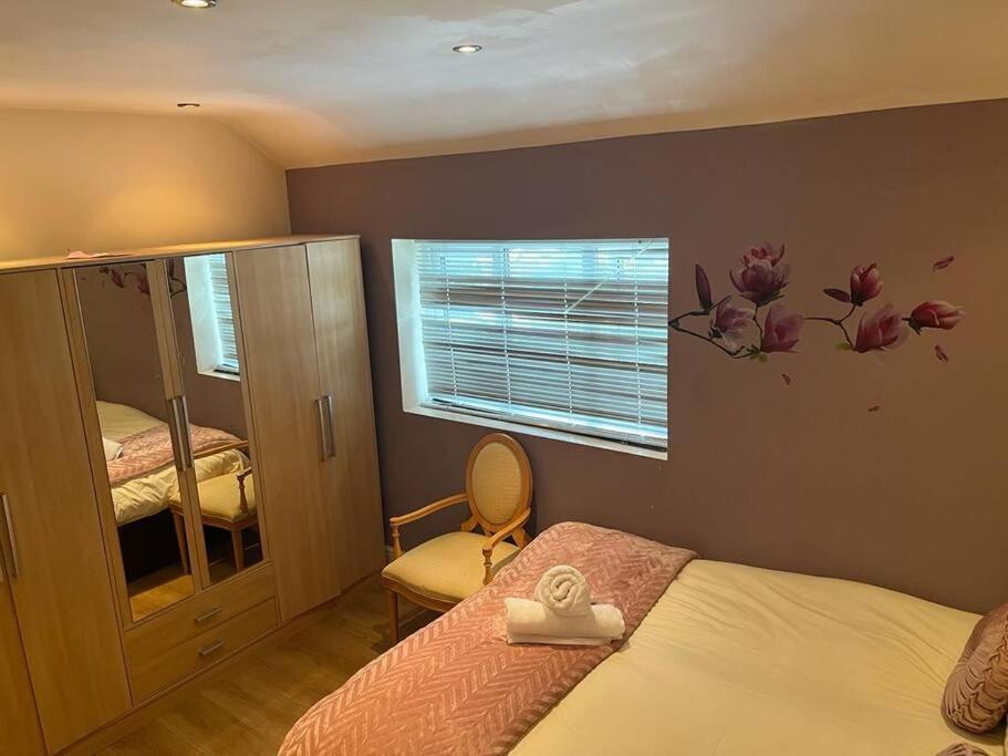 Fabulous 3 Bedroom House , Sleeps Up To 5-7 Guest. South Ockendon Exterior photo